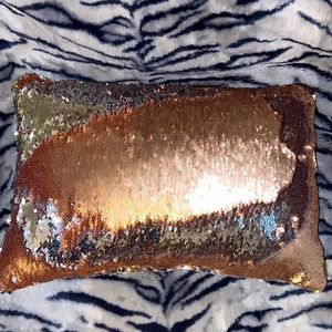🚨3/$15 🛍️Sequin toss decorative pillows